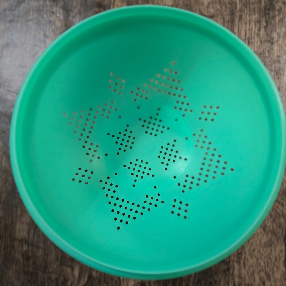 TUPPERWARE Colander Kitchenware 9.25in Green Excellent Vintage Starburst Pattern